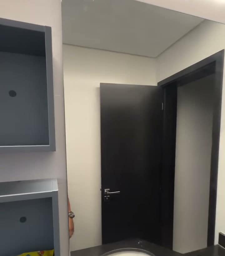 Espelho de banheiro sobre a bancada preta