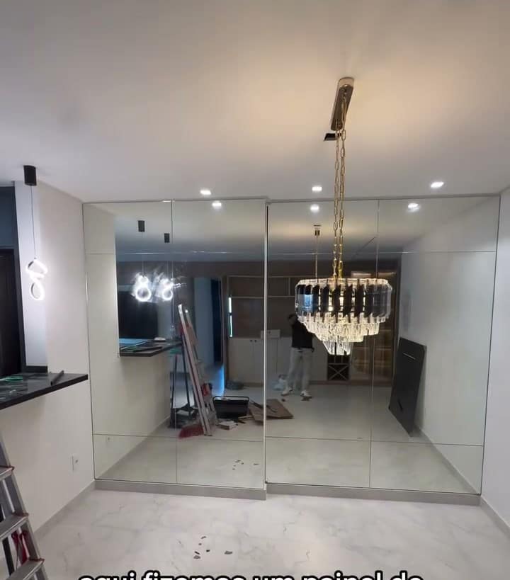 Painel de espelho com iluminação em LED num hall