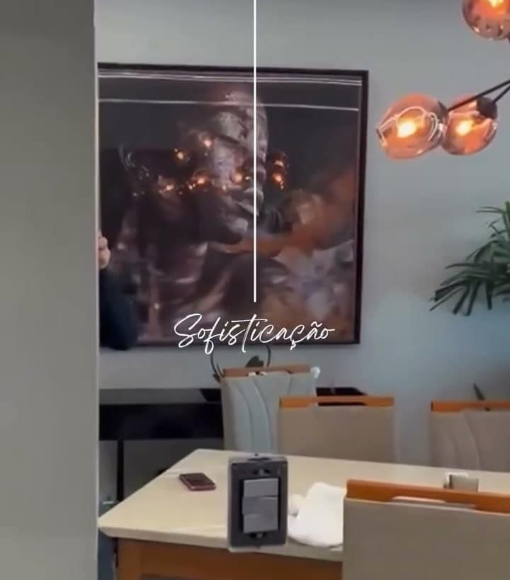 Painel de espelho numa sala de jantar, refletindo a mesa e o lustre