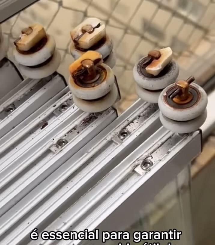 Roldanas antigas sobre o trilho de um envidraçamento