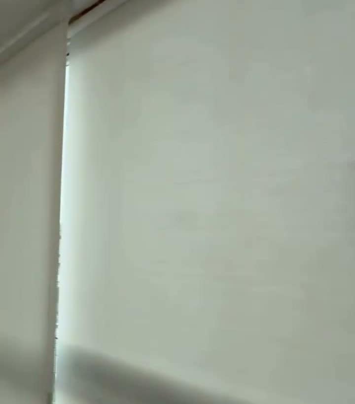 Persiana instalada junto ao envidraçamento da sacada