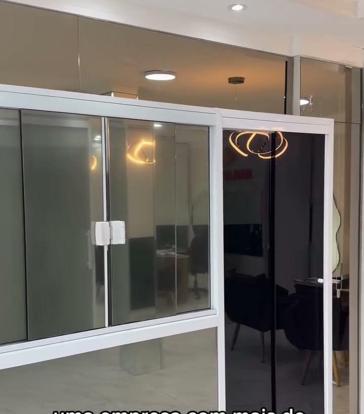 Porta de vidro jateado num escritório