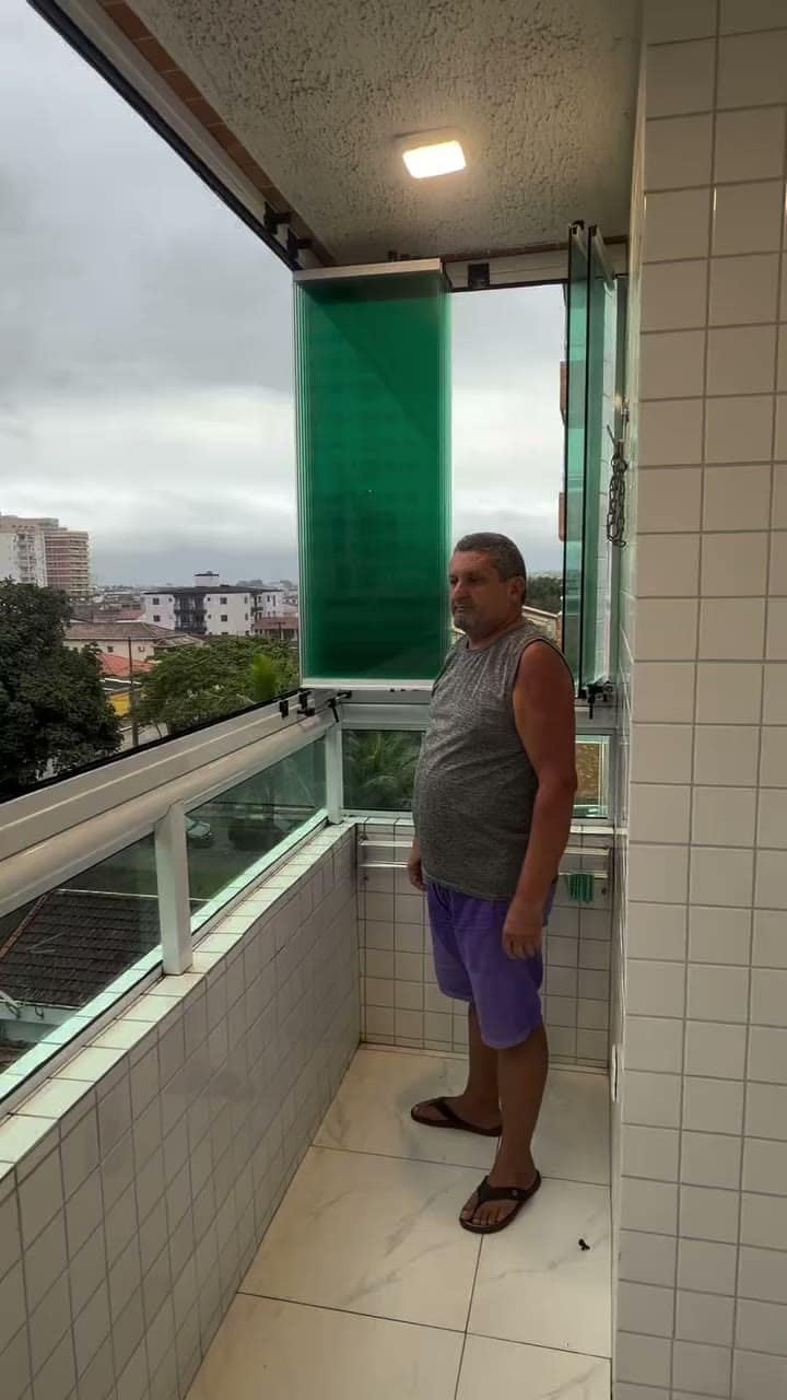 Cliente na sacada com o vidro aberto