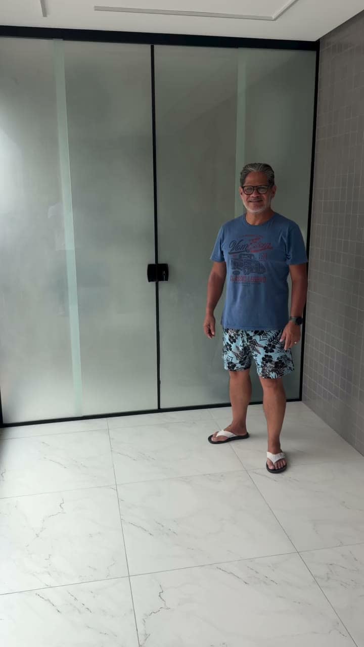 Cliente diante da divisória de vidro