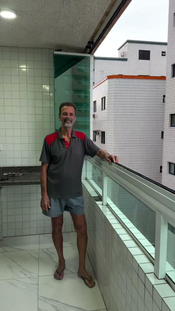 Cliente na sacada envidraçada