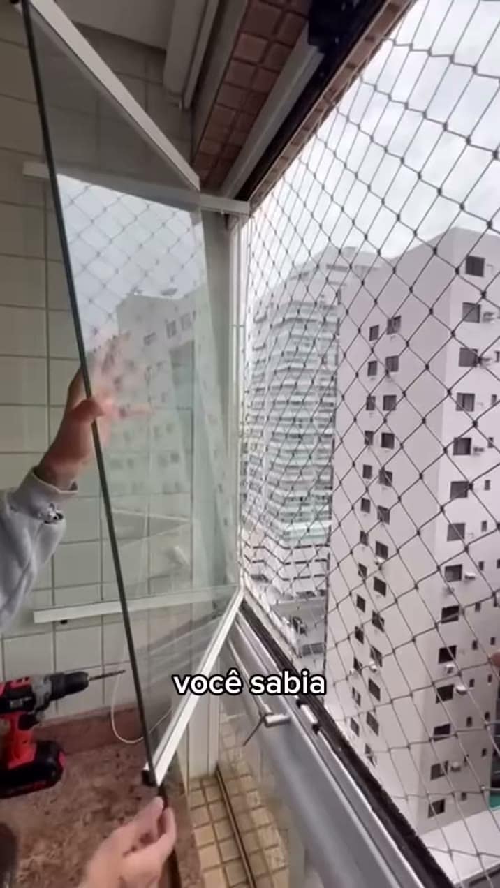 Roldanas de um envidraçamento sobre o trilho