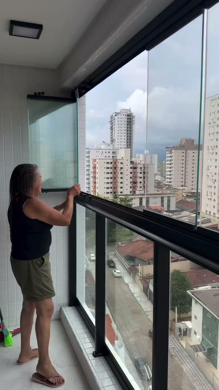 Cliente abrindo o vidro da sacada