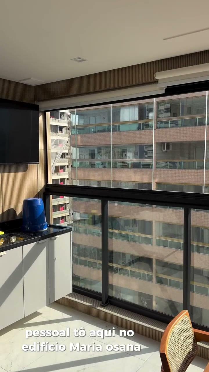 Sacada integrada à cozinha, com persiana