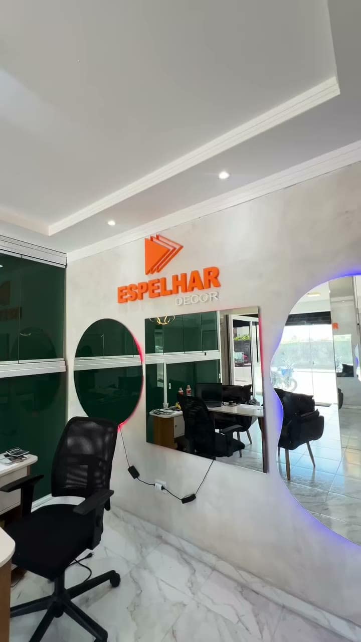 Fachada de prédio com sacadas envidraçadas