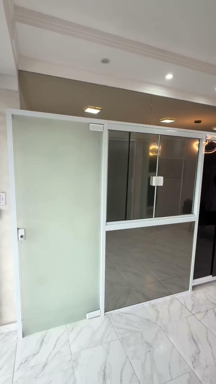 Entrada do showroom com porta de vidro