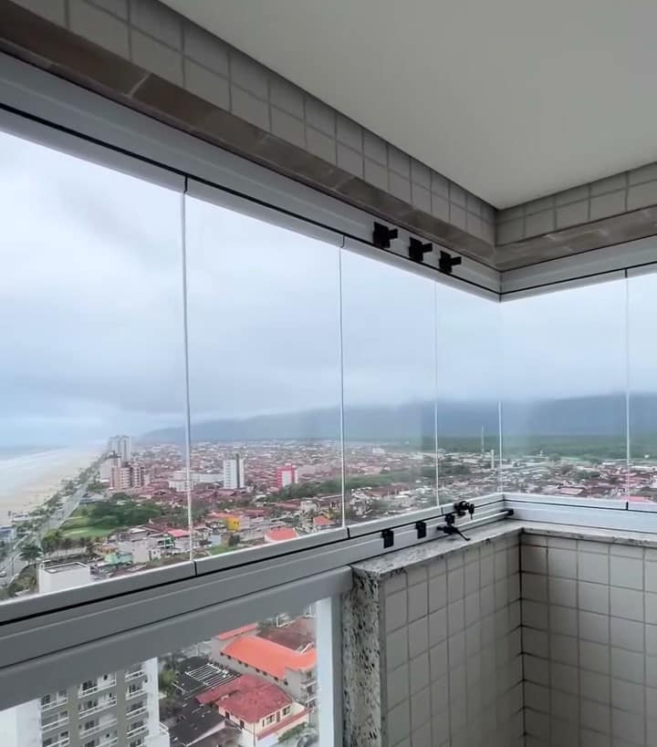 A mesma sacada com os painéis de vidro empilhados num canto
