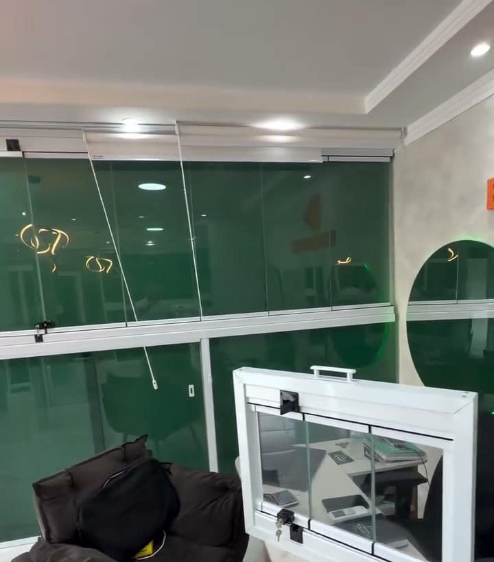 O logo da Espelhar Decor na parede do showroom