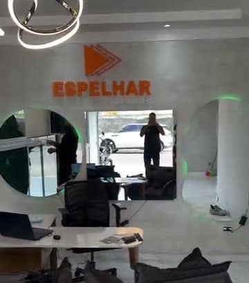Porta de vidro na entrada do showroom